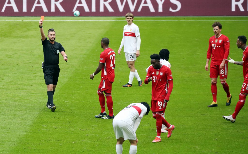 Platzverweis für Davies: Referee Daniel Schlager schickt Bayerns Verteidiger (Nr. 19) zum Duschen