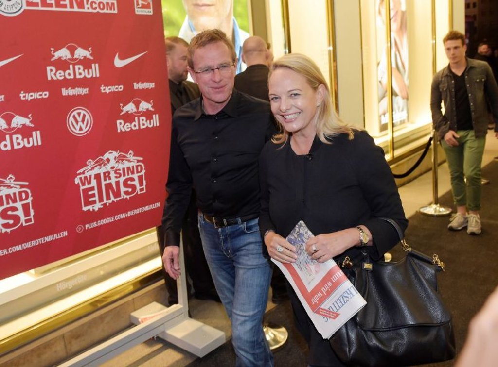 Gaby Rangnick mit Ehemann Ralf nach dem Spiel gegen Karlsruhe und dem Aufstieg in die 1. Bundesliga.