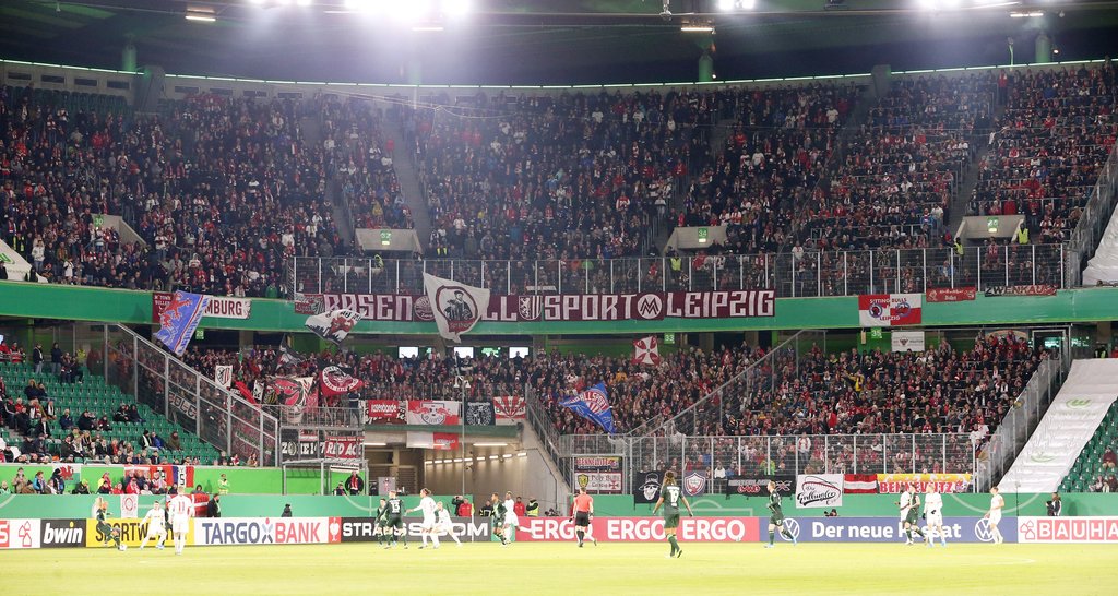 Der Gästeblock des VfL Wolfsburg war beim Besuch von RB Leipzig ausgesprochen gut gefüllt.
