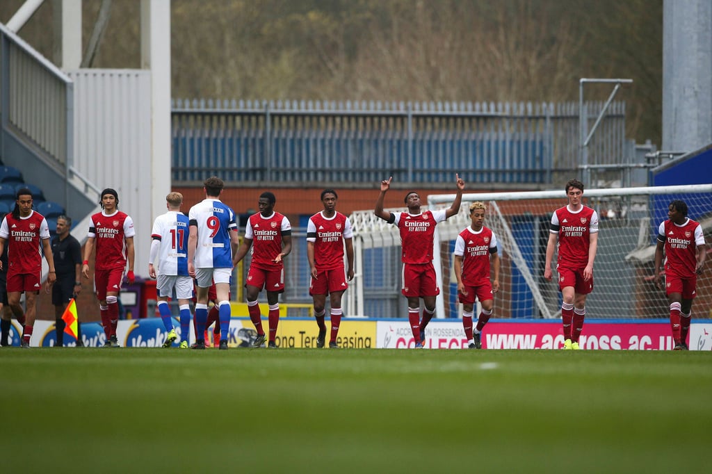 Khayon Edwards feiert einen Treffer für den FC Arsenal.