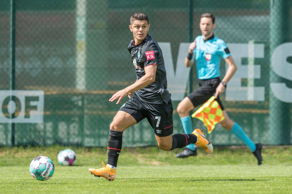 „Nicht die wahrscheinlichste Variante, dass er in der neuen Saison noch bei Werder spielt”: Frank Baumann über Milot Rashica.