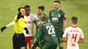 Tumult im Strafraum: Felix Zwayer bei der Partie zwischen RB Leipzig und Augsburg.