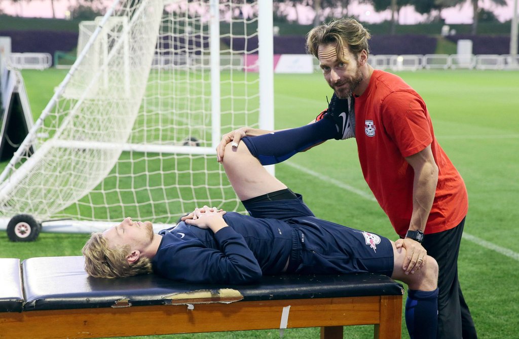 Dehnen unter Palmen: Tim Lobinger mit Emil Forsberg beim Trainingslager in Katar 2015.