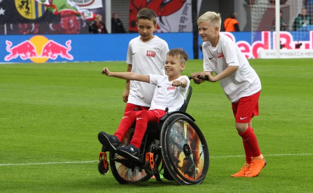 Die Einlaufkinder vor der Partie haben ihren Spaß.