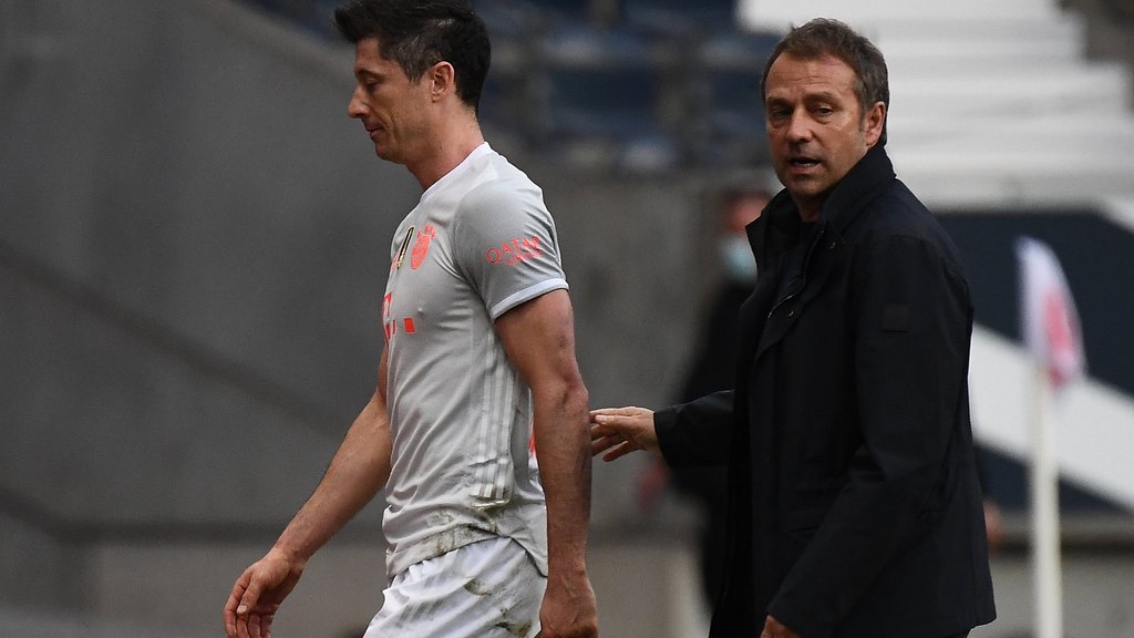 Enttäuschte Miene bei Torjäger Robert Lewandowski (links neben Coach Hansi Flick) nach der 1:2-Pleite des FC Bayern gegen Eintracht Frankfurt.