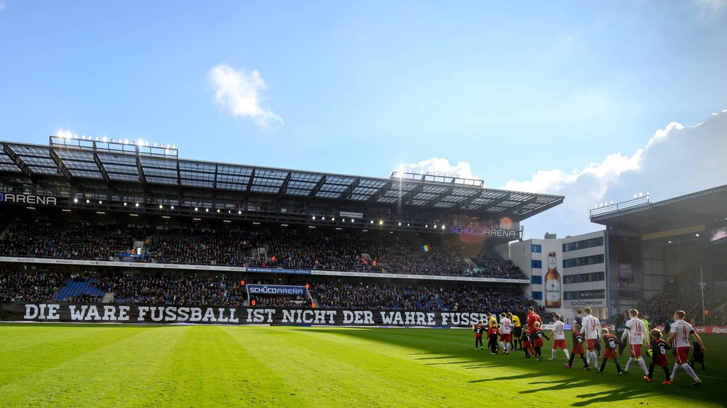 Empfang mit Banner und Trillerpfeifen 2015 bei Leipzigs erstem Gastspiel auf der Alm bei Arminia Bielefeld.