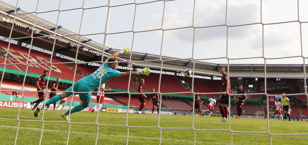 Keine Chance: Torhüter Christian Mathenia fliegt dem Schuss von Amadou Haidara hinterher.