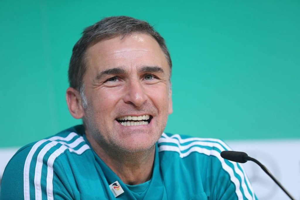 Trainer Stefan Kuntz freut sich auf das Spiel seiner U21-Nationalmannschaft und auf Lukas Klostermann