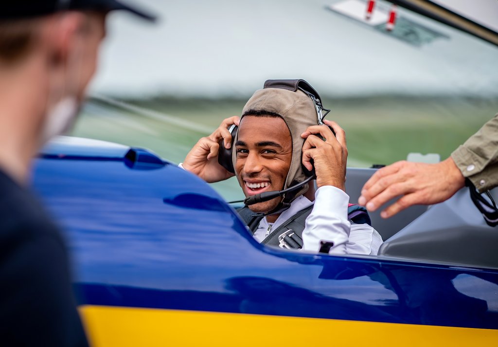 Tyler Adams bestieg auf dem Flugplatz in Böhlen bei Leipzig einen Jet und düste mit einem Kunstpiloten über Leipzig.