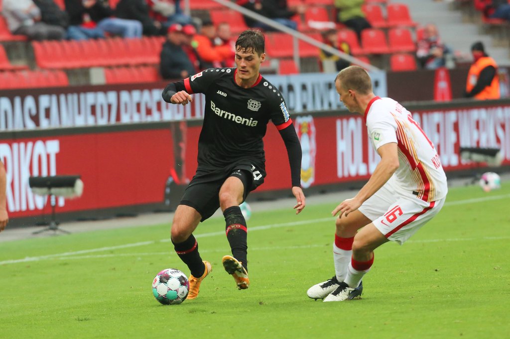 Patrik Schick und sein früherer RB-Teamkollege Lukas Klostermann (r.) im Duell.