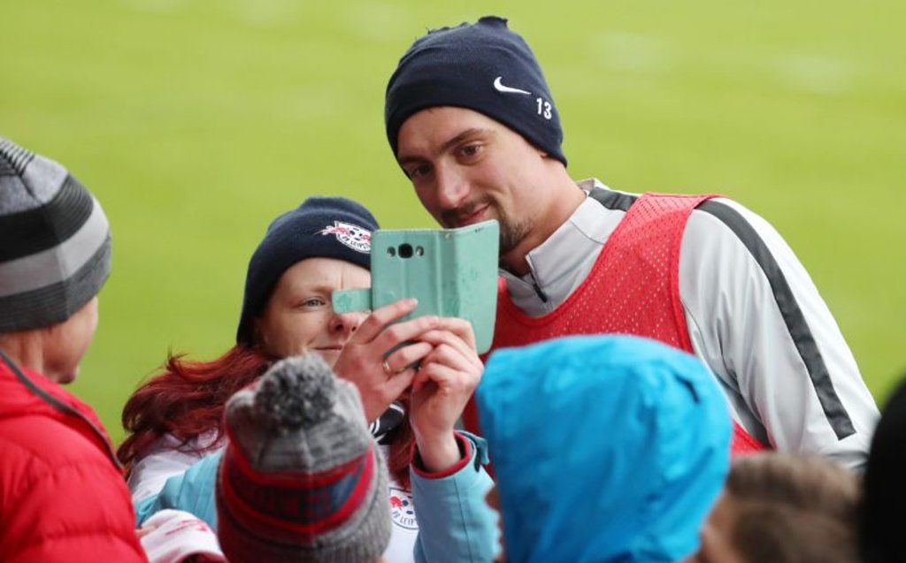 Normalerweise gibt Stefan Ilsanker den Fans Autogramme beim Training von RB. Symbolfoto: imago