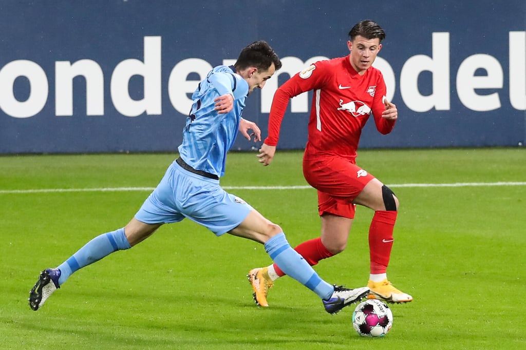 Lazar Samardzic (l.) im Zweikampf mit Erhan Masovic vom VfL Bochum im DFB-Pokal.