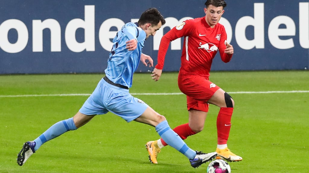 Lazar Samardzic (l.) im Zweikampf mit Erhan Masovic vom VfL Bochum im DFB-Pokal.