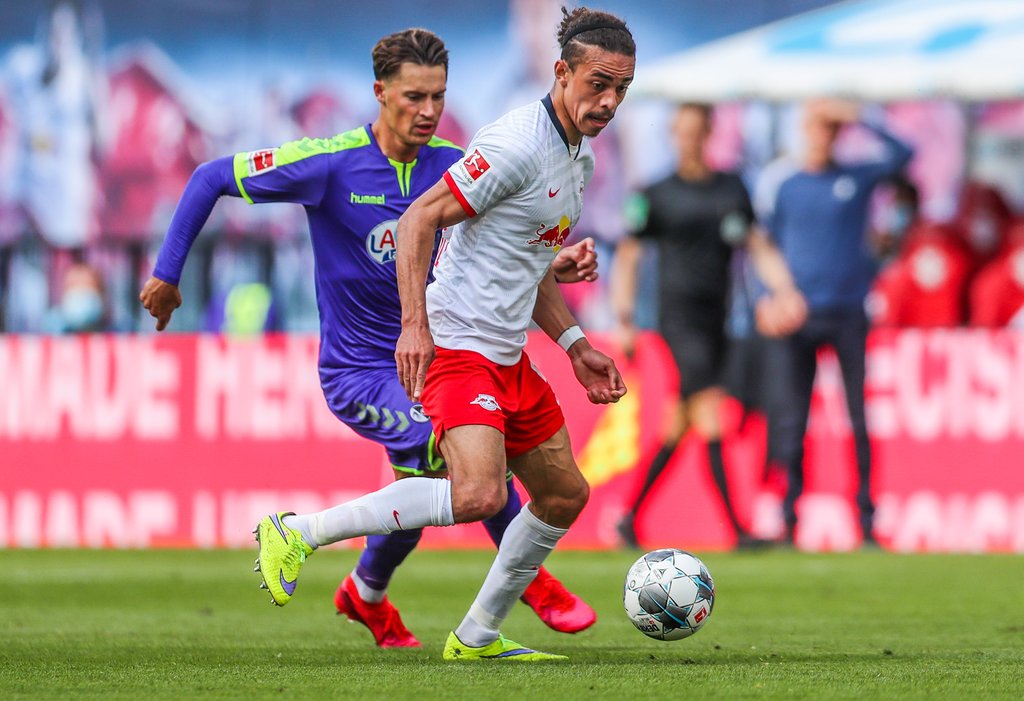 Ball abgeschirmt: Yussuf Poulsen gegen Robin Koch.