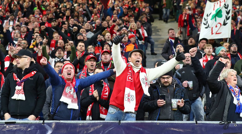 „Wir woll'n unser Geld zurück”: Fans von RB Leipzig.
