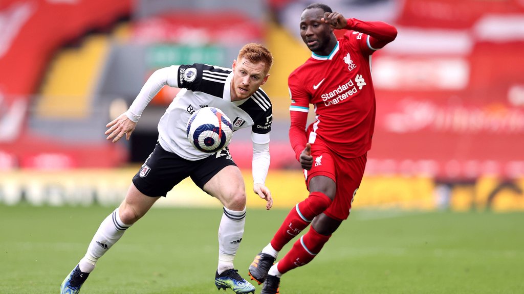 Fulhams Harrison Reed (l.) im Duell mit dem Ex-Leipziger Naby Keita (FC Liverpool).