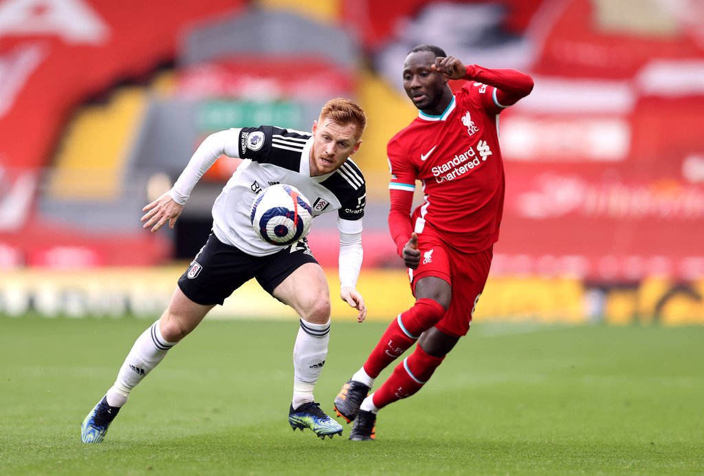 Fulhams Harrison Reed (l.) im Duell mit dem Ex-Leipziger Naby Keita (FC Liverpool).