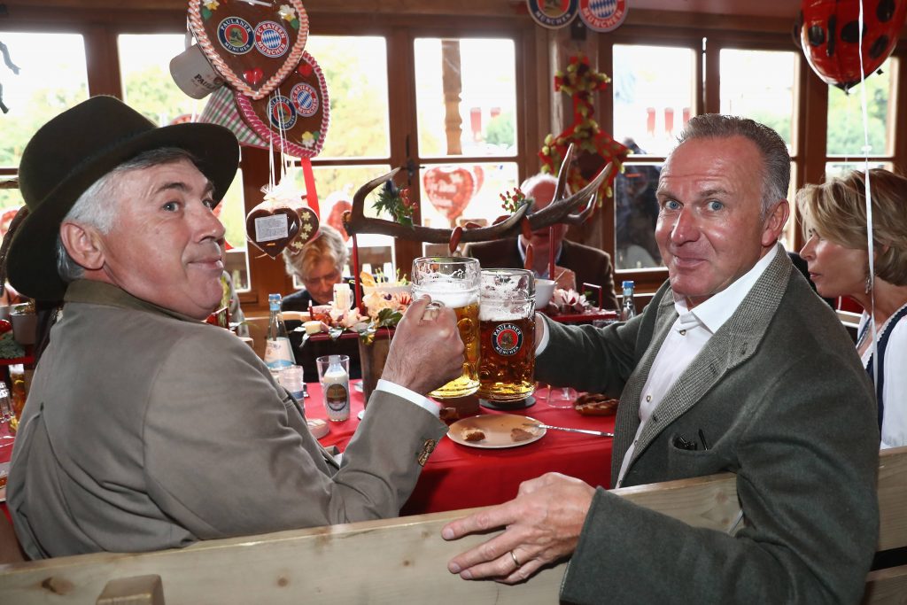 Prost! Karl-Heinz Rummenigge und Carlo Ancelotti