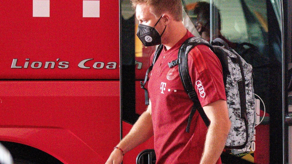 Bayern-Coach Julian Nagelsmann steigt mit Maske aus dem Teambus.&nbsp;