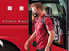 Bayern-Coach Julian Nagelsmann steigt mit Maske aus dem Teambus. 