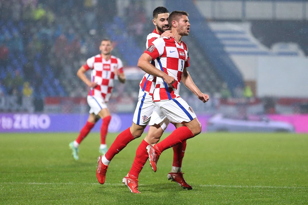 Andrej Kramaric (vorne) und sein Teamkollege Josko Gvardiol (RB Leipzig) freuen sich bei der kroatischen Nationalmannschaft über ein Tor.