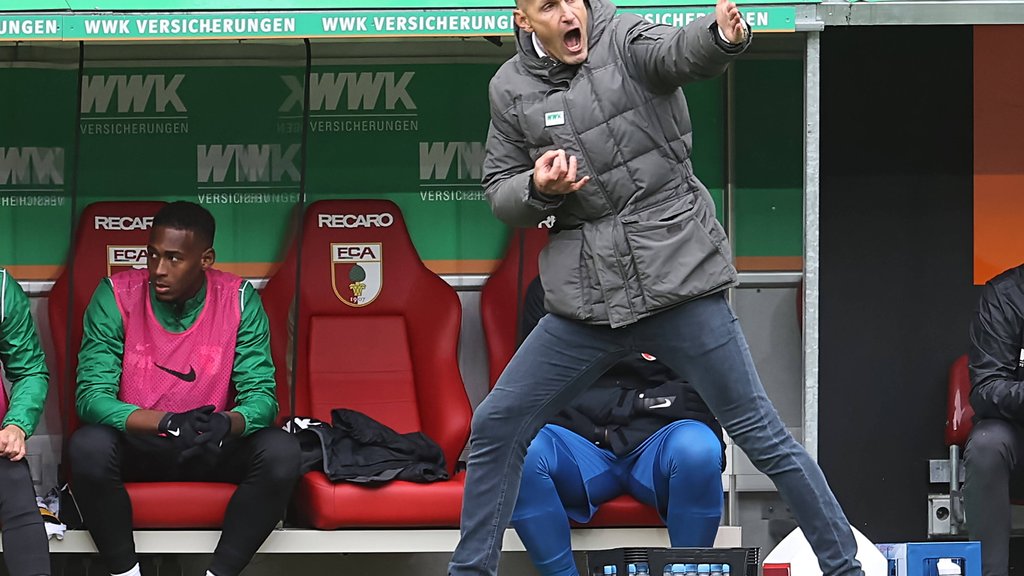 Schreien soll Augsburg-Coach Heiko Herrlich nach seiner Lungenerkrankung gegen RB Leipzig noch vermeiden.