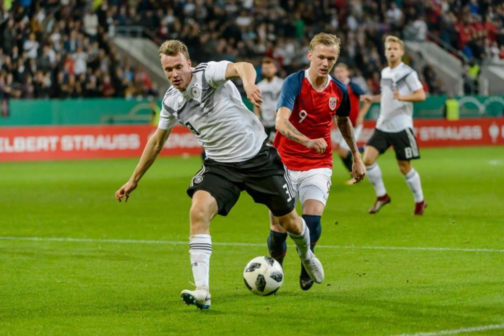 Körper rein: Lukas Klostermann mit der U21-Nationalmannschaft gegen Norwegen