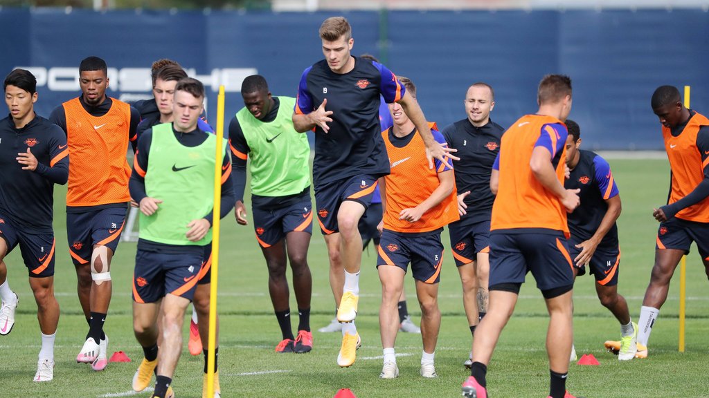 Für Neuzugang Alexander Sörloth (Mitte) sprang RB Leipzig am höchsten. Links im Bild: Hee-chan Hwang, Benjamin Henrichs und Lazar Samardzic, rechts Angelino.&nbsp;