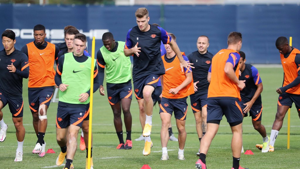 Für Neuzugang Alexander Sörloth (Mitte) sprang RB Leipzig am höchsten. Links im Bild: Hee-chan Hwang, Benjamin Henrichs und Lazar Samardzic, rechts Angelino. 