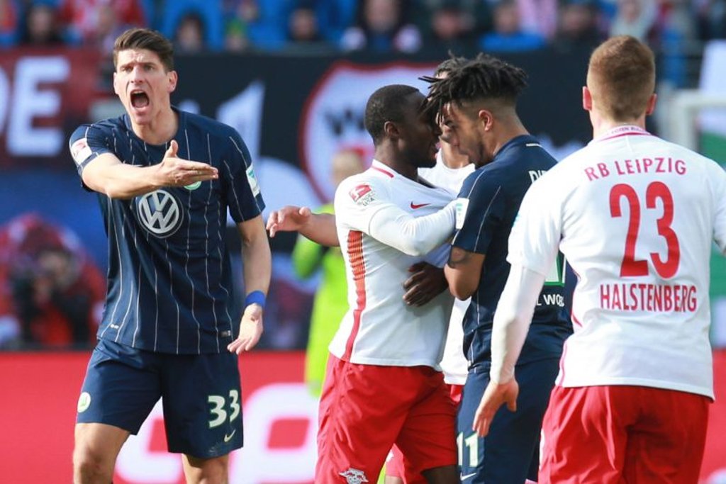Stirn an Stirn: Nach seinem Revanchefoul an Daniel Didavi lieferte sich Naby Keita ein weiteres Duell mit dem Wolfsburger