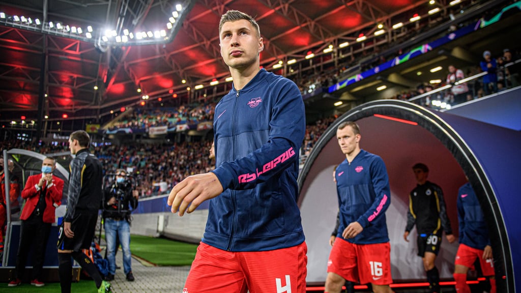 Leipzigs Willi Orban und Lukas Klostermann kommen auf das Spielfeld.&nbsp;
