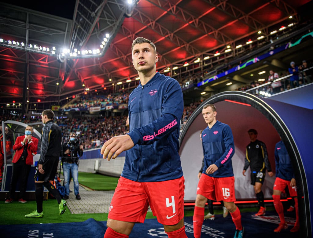 Leipzigs Willi Orban und Lukas Klostermann kommen auf das Spielfeld.