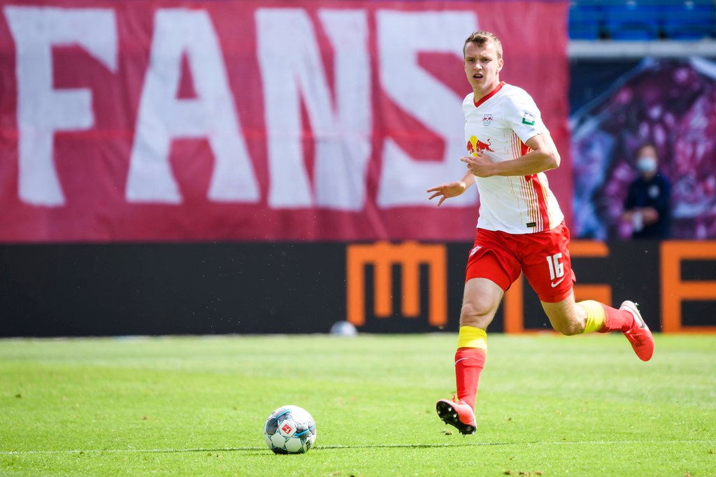Lukas Klostermann im neuen RB-Heimtrikot.