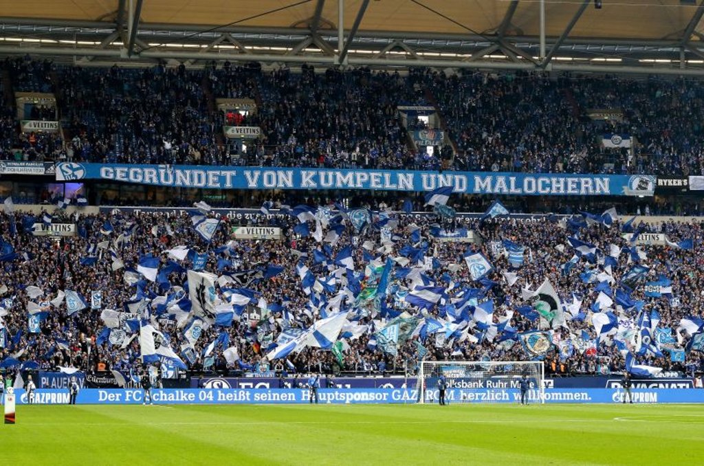 „Gegründet von Kumpeln und Malochern“. Schalke-Fans grenzen sich von RB Leipzig ab.