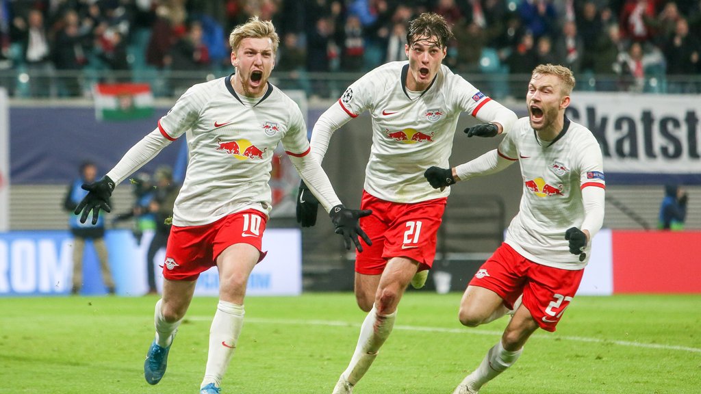 Hiergeblieben! Patrik Schick und Konrad Laimer (r.) jagen Doppeltorschütze Emil Forsberg (l.)