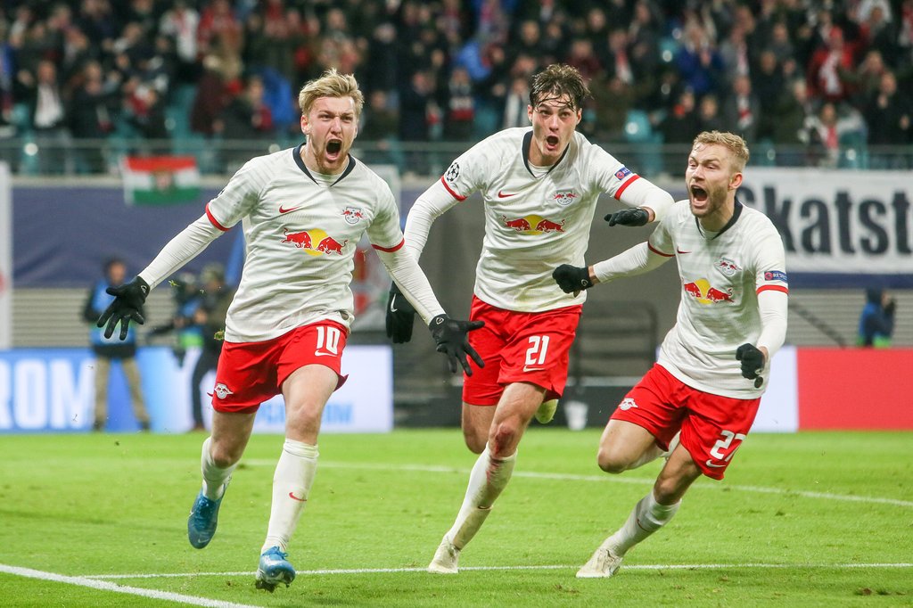 Hiergeblieben! Patrik Schick und Konrad Laimer (r.) jagen Doppeltorschütze Emil Forsberg (l.)