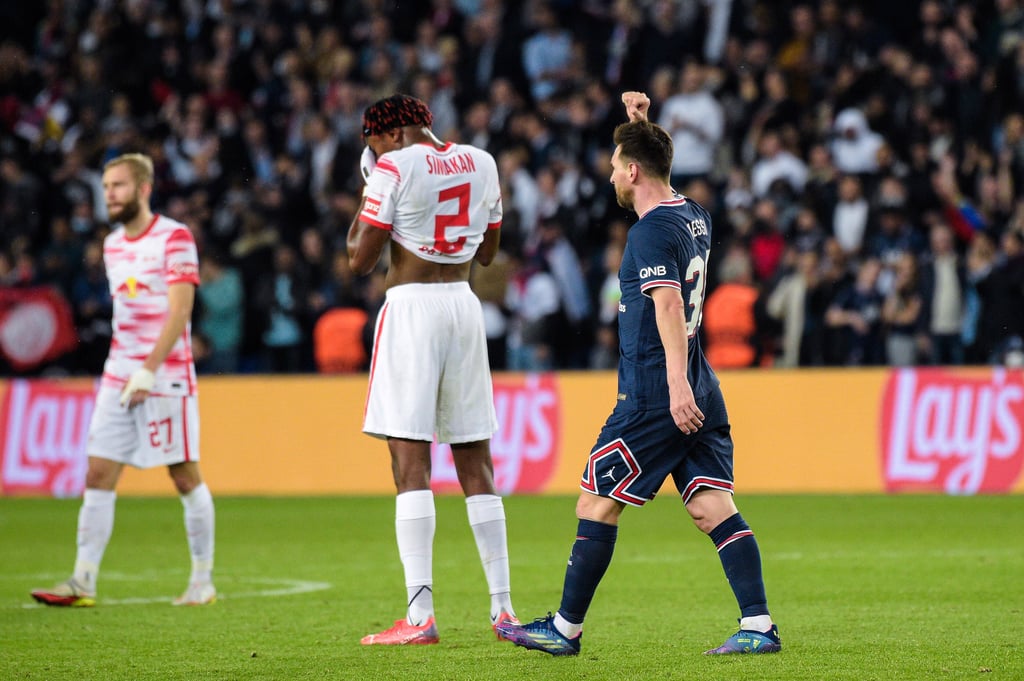 Leitet die Niederlage mit seinem Foul gegen Mbappé ein: Mohamed Simakan (M.)