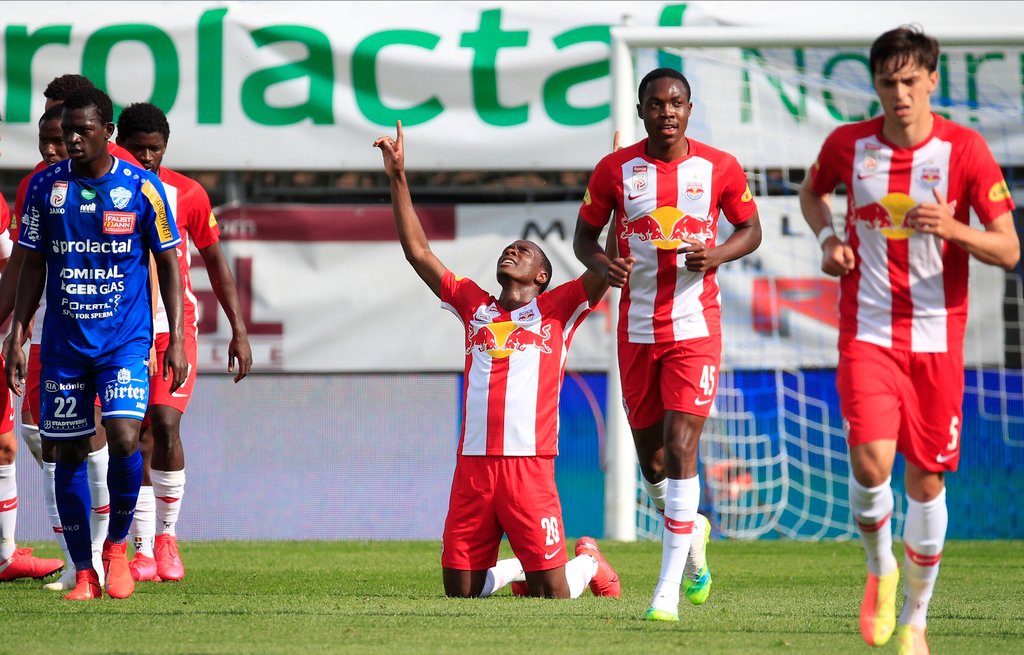 Patson Daka jubelt nach einem Tor auf den Knien. Ist er einer für RB Leipzig?