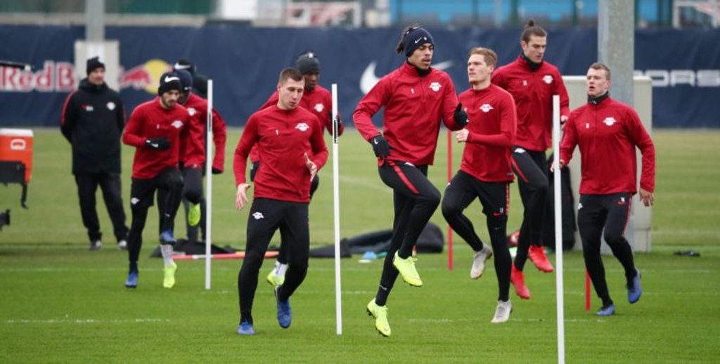 Willi Orban (vorne links) beim Trainingsauftakt von RB Leipzig.