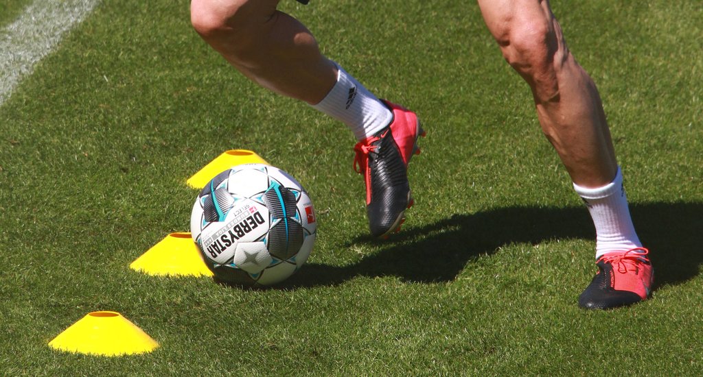 Ob und wann wieder in der Bundesliga gespielt wird, darum wird aktuell gestritten.