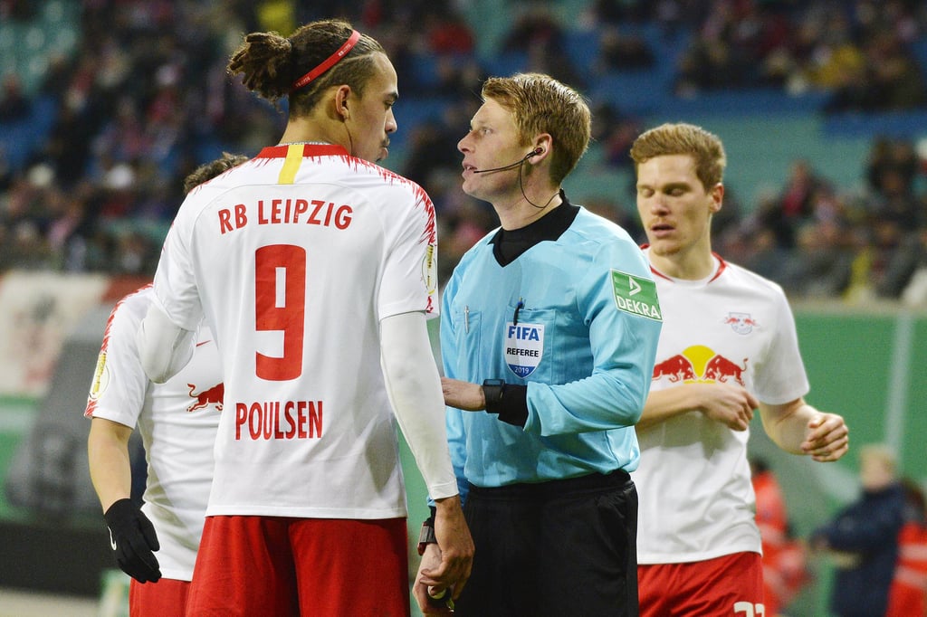 Schiedsrichter Christian Dingert in der Diskussion mit RB Leipzigs Yussuf Poulsen (l.)