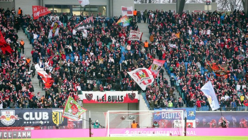 Verließen erst kurz vor Anpfiff ihre Plätze: Die aktiven Fans (schwarz gekleidet) im Zentrum des Sektor B