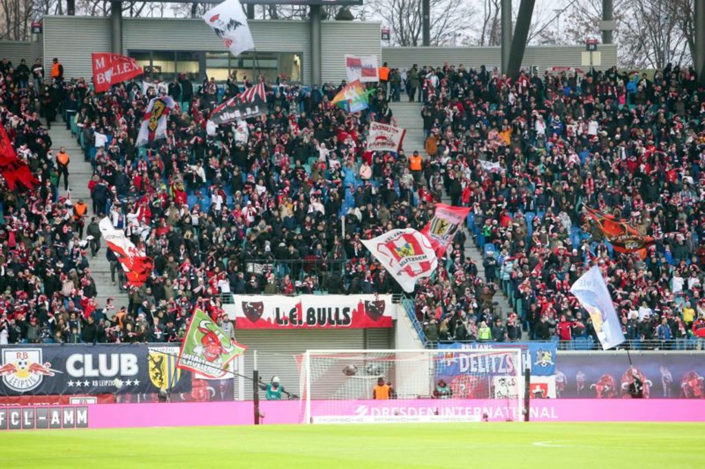 Verließen erst kurz vor Anpfiff ihre Plätze: Die aktiven Fans (schwarz gekleidet) im Zentrum des Sektor B