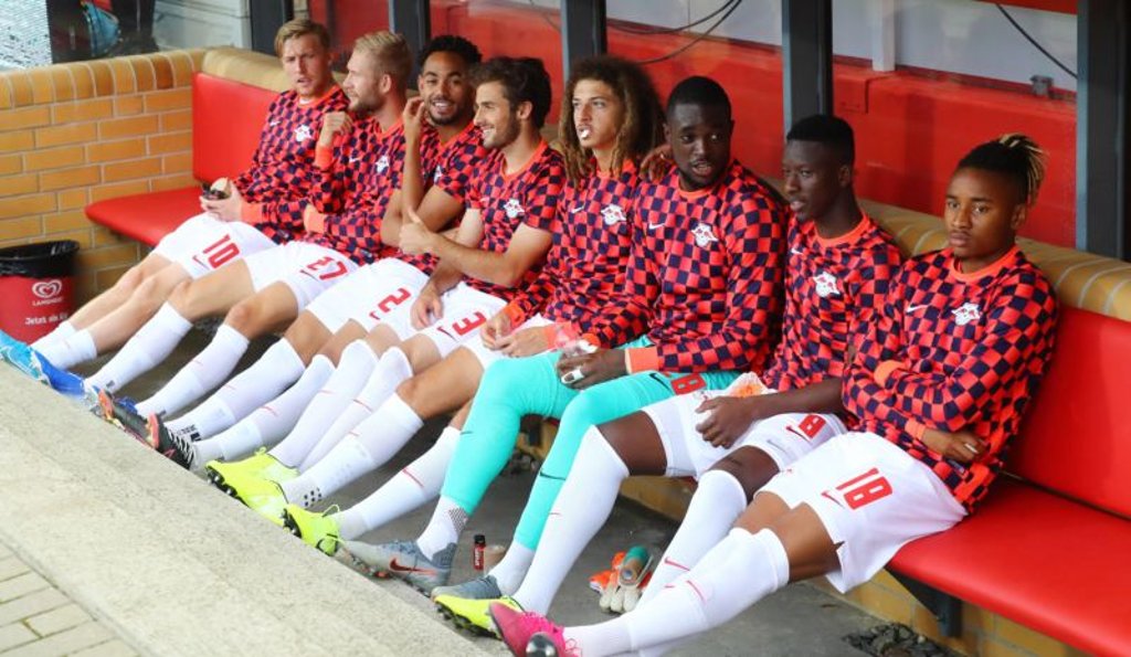 Emil Forsberg (linksaußen) und Amadou Haidara (Zweiter von rechts) im Wechselspielermodus.