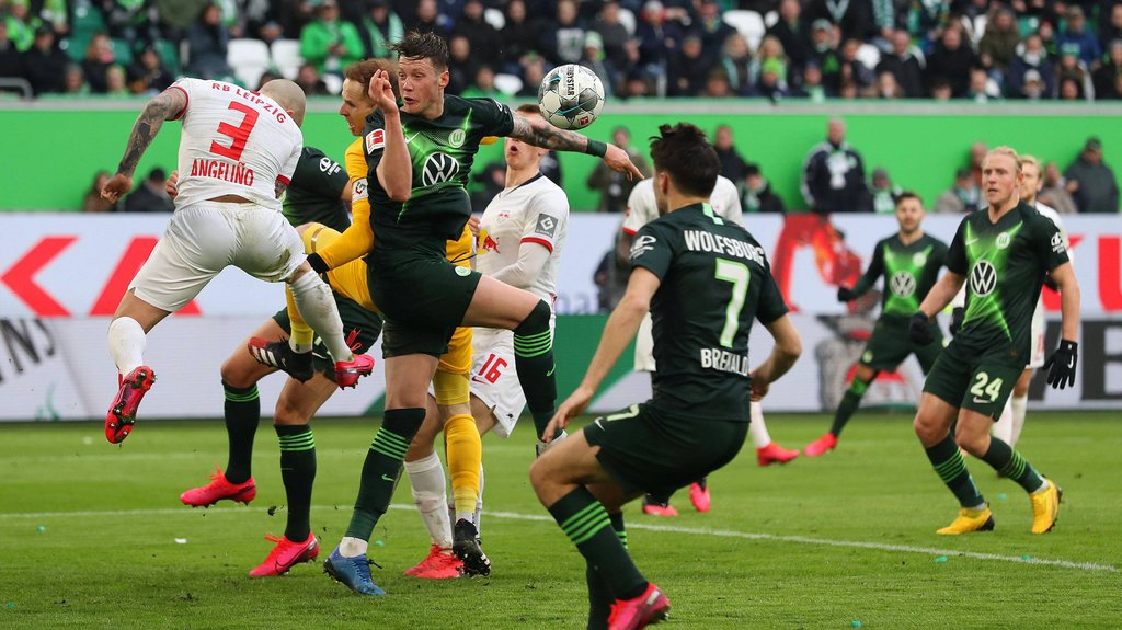 Kampf und Krampf: Angelino im Luftkampf mit Wout Weghorst.