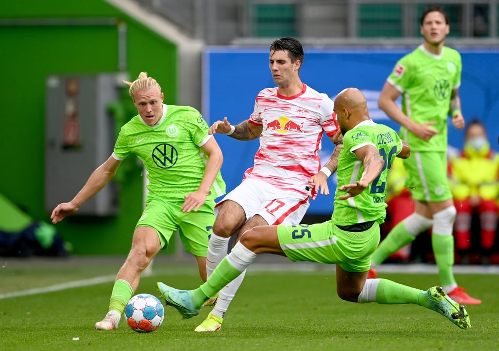 Kein Platz für Genies: Xaver Schlager und Anthony Brooks gegen Dominik Szoboszlai.