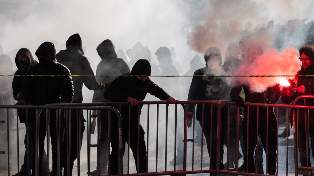 Demonstranten bauen eine Barrikade während einer Demonstration am Platz Bellecour.