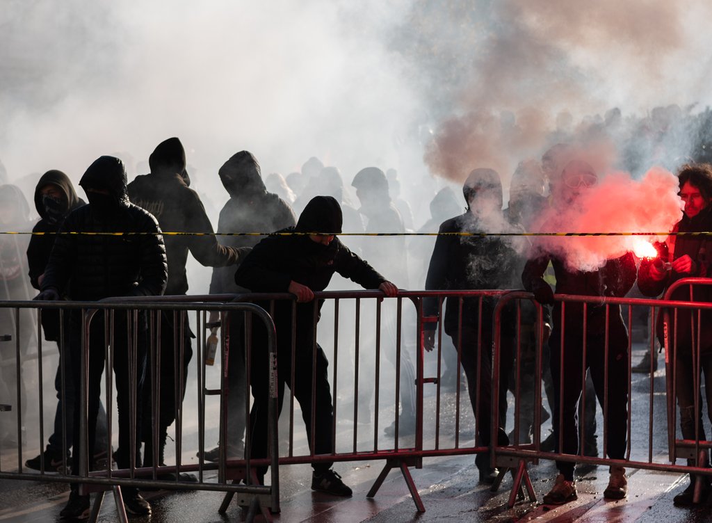 Demonstranten bauen eine Barrikade während einer Demonstration am Platz Bellecour.