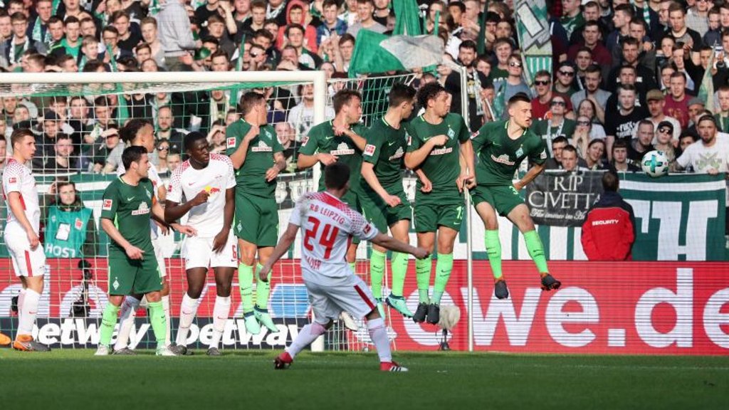 Dominik Kaiser tritt zum Freistoß an und scheitert am Arm von Maximilian Eggestein. Einen Strafstoß gibt Christian Dingert dafür nichts.