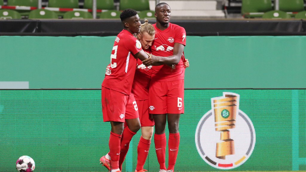 Jubel-Klemme: Emil Forsberg zwischen Nordi Mukiele und Ibrahima Konaté.